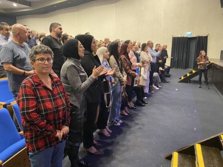 الرملة تُعيد صياغة صوتها: “الطريق إلى فيروز” بين المسرح والهوية